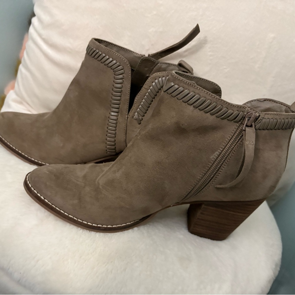 Tan boots - Picture 2 of 2